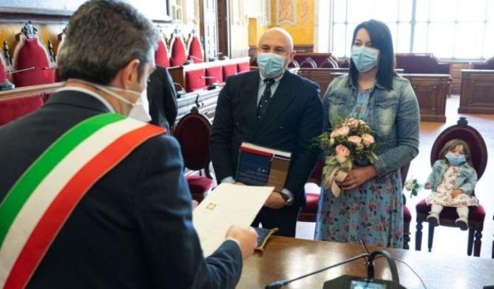 Due medici dei raparti Covid si sposano a Parma: l'amore ai temi della pandemia
