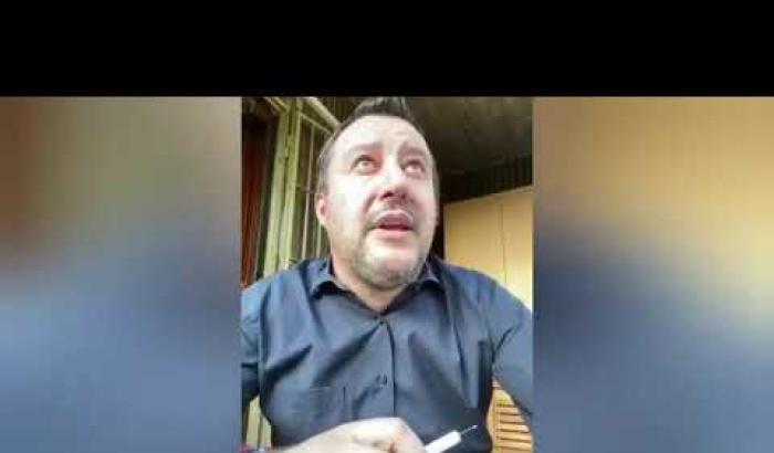 La diretta Facebook di Salvini interrotta da un grido: "Dici solo stron**te"