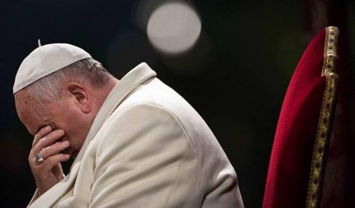 Papa Francesco telefona in diretta a Rai1: "Medici e infermieri sono i crocifissi di oggi"