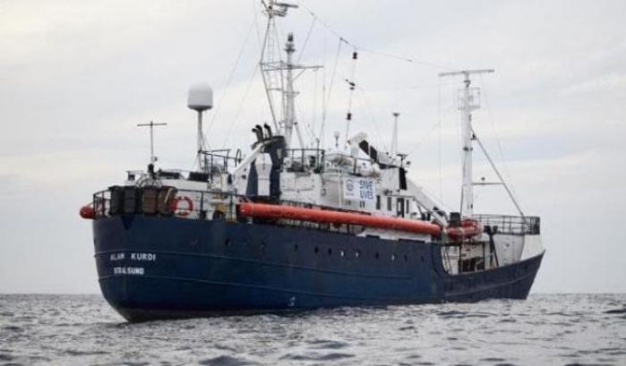 I 156 migranti dell'Alan Kurdi trasferiti su una nave italiana per la quarantena