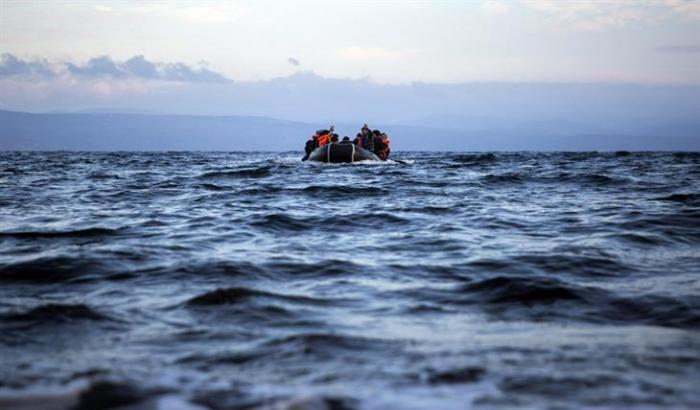 Il grido disperato di una madre da un barcone nel Mediterraneo: "Qualcuno ci aiuti"