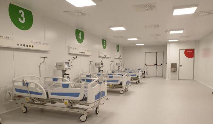 Le Sardine attaccano Fontana: "Nell'ospedale in Fiera 3 pazienti Covid, ci voleva Bertolaso..."