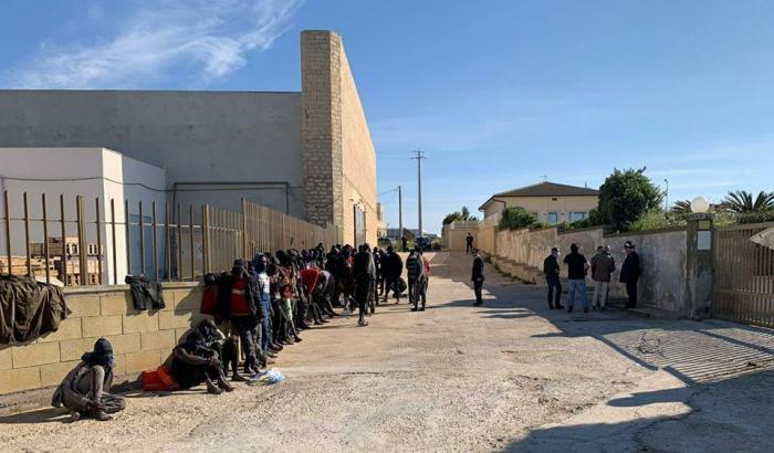 000560FB-sbarco-di-migranti-a-portopalo Sbarco di migranti a Portopalo