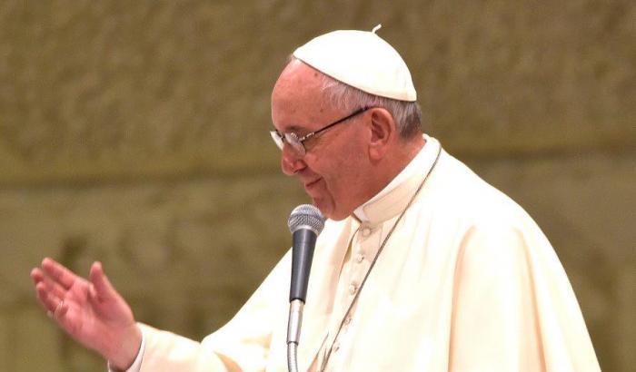 Una battuta carpita al Papa dà il via all'attacco della destra clericale