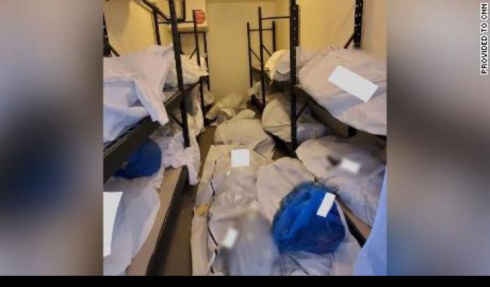 Gli Usa sono in ginocchio: corpi nelle buste e ammassati dentro stanze vuote in un ospedale
