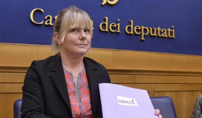 Figuracce, la deputata no vax Sara Cunial: "Mi sto muovendo per lavoro", ma invece andava a Ostia