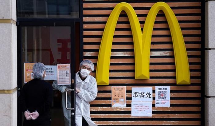 Ancora razzismo in Cina, un McDonald's espone un cartello che vieta l'ingresso ai neri 'infetti'