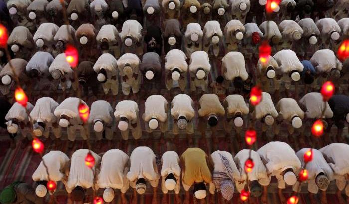Rinunciare o no al Ramadan? L'epidemia di coronavirus divide i musulmani