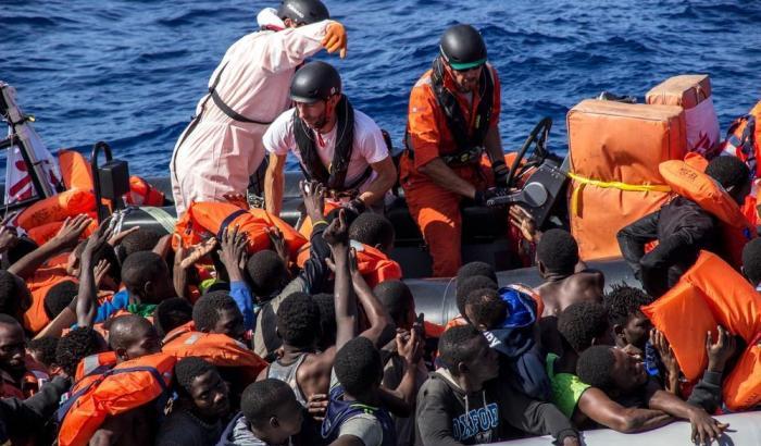 C'è un gommone con 55 persone alla deriva, appello di alcuni parlamentari per salvare i naufraghi
