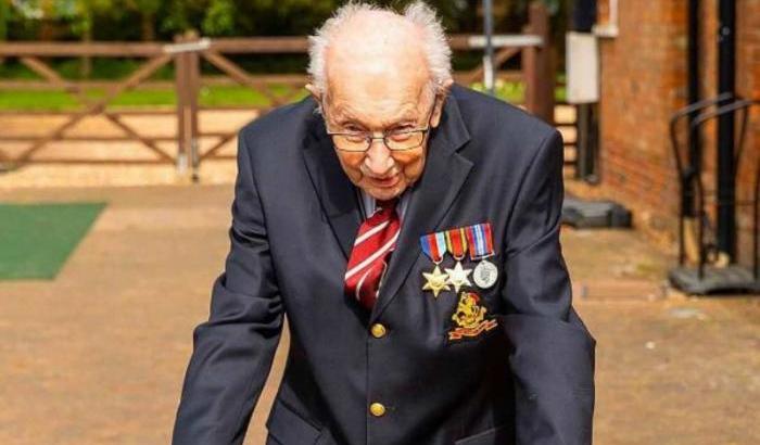 Un veterano di 99 anni raccoglie 9 milioni di sterline per aiutare la lotta al Covid-19