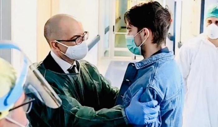 Dimesso Mattia, intubato a 18 anni: era il più giovane paziente Covid di Cremona