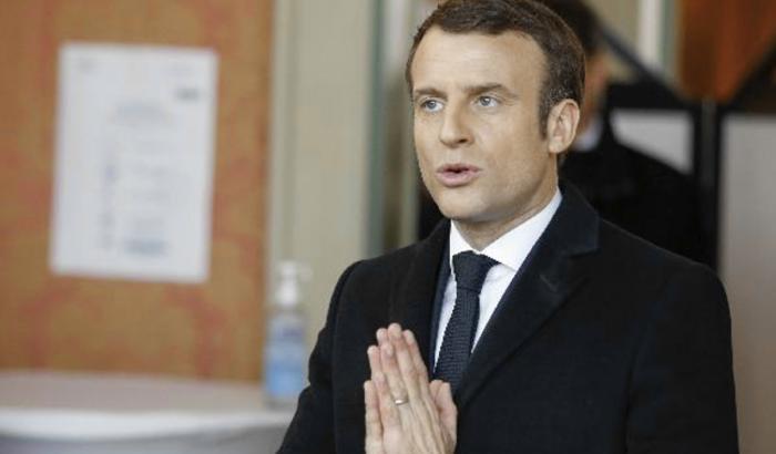 Macron sulla riapertura: "Non discriminiamo le persone anziane". In Francia ancora molti contagi