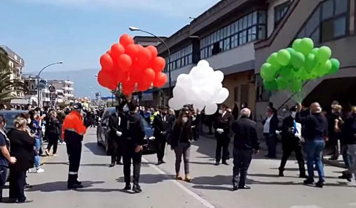 In centinaia ai funerali (vietati) del sindaco: De Luca mette in quarantena il comune di Saviano