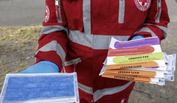 Il virologo: "Con il Covid-19 attenti alla barba, intrappola il virus e ostacole la mascherina"