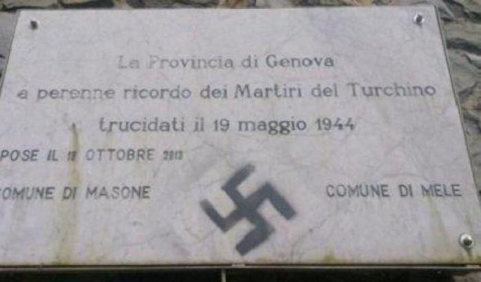 000563B0-una-svastica-su-un-monumento-ai-caduti Una svastica su un monumento ai caduti
