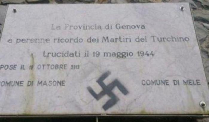 Una svastica su un monumento ai caduti