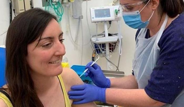 Bufala sulla morte di una volontaria per test sul vaccino, arriva la smentita: "Sto benissimo"