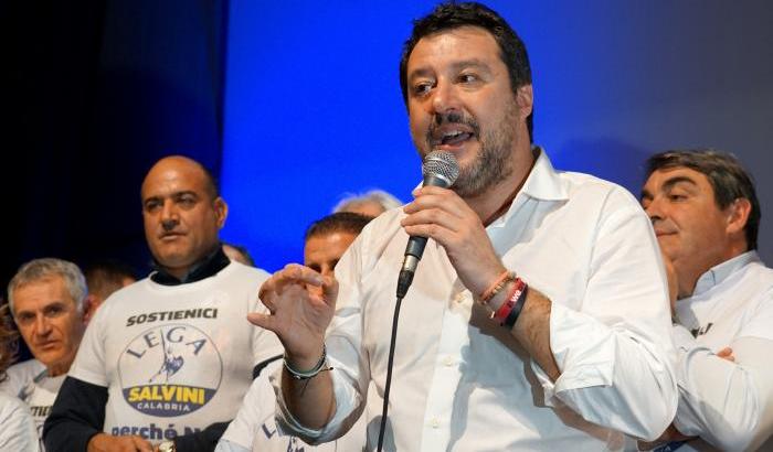 Salvini vira sul complottismo: "A qualcuno fa comodo tenere gli italiani in casa"