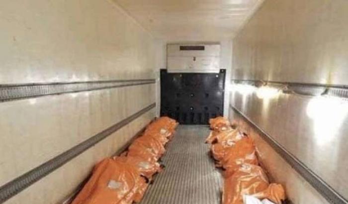 Ancora notizie terribili da New York: ritrovati centinaia di corpi nei camion-frigo morti per Covid