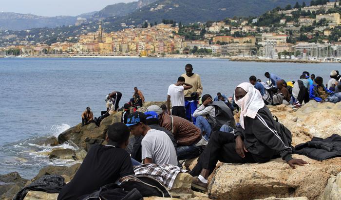 Tragedia sfiorata a Ventimiglia: migrante dorme nel cassonetto e finisce nel compattatore, è grave