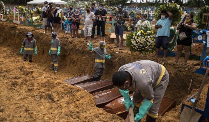 Fosse comuni per i morti di coronavirus a Manaus