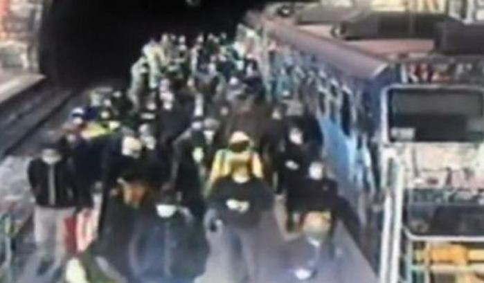 La Fase 2 subito a rischio contagi: a Napoli in centinaia ammassati sul treno e nessun controllo