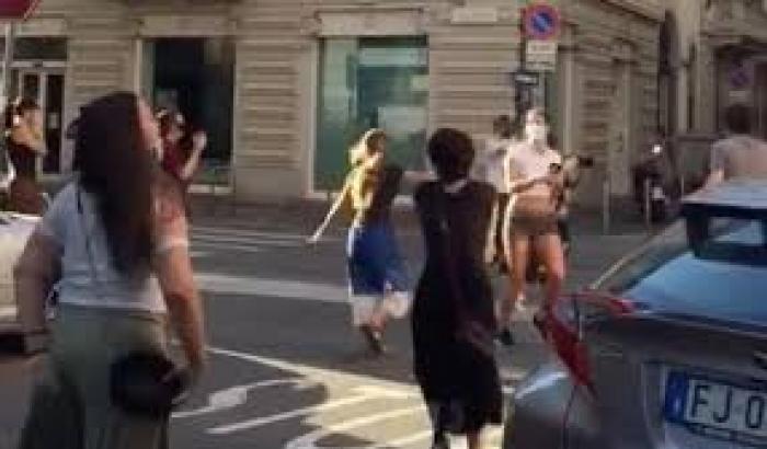A Milano si balla per strada, ma scoppia la polemica: "Il virus non &egrave; sconfitto, abbiate rispetto"