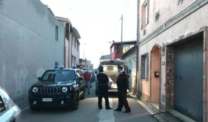 Un altro femminicidio in Sardegna: un uomo accoltella sua moglie e tenta di uccidersi