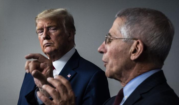 Fauci riporta Trump alla realtà: "Sul Covid la situazione Usa non è favorevole"