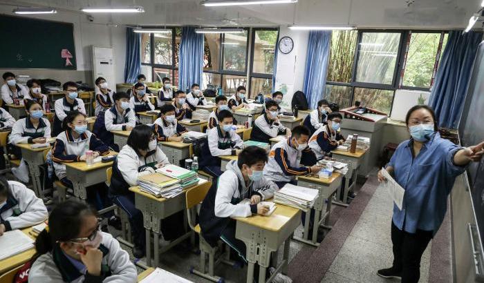 A Wuhan risuona la campanella: migliaia di studenti tornano nelle aule dopo 4 mesi
