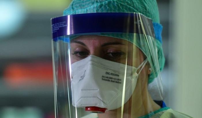 Lieve calo nei contagi, ma ancora troppi morti: quasi 30.000 vittime