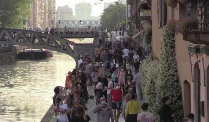 Per troppi l'emergenza è passata: i Navigli a Milano pieni di irresponsabili