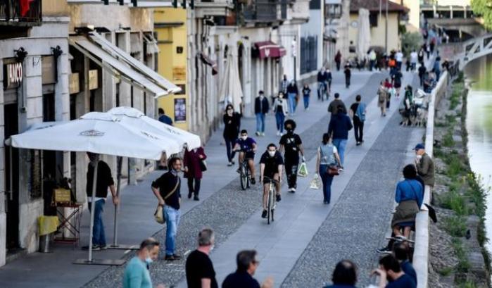 Navigli, oltre gli indignati c'è anche chi giustifica i milanesi: "Foto ingannevoli, non c'era così tanta gente"