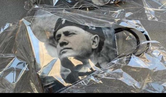 Mascherine con faccia del Duce