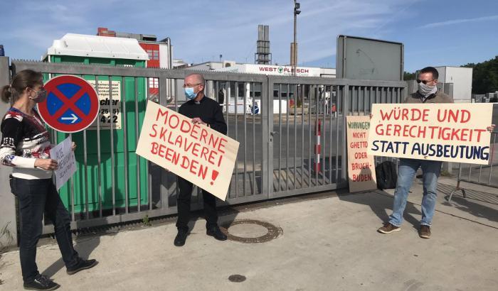 Proteste a Coesfeld davanti a una fabbrica dove i lavoratori sono stati contagiati