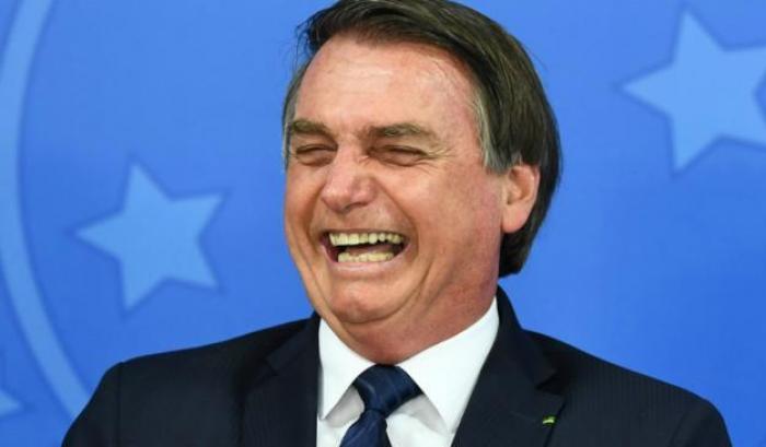 Oltre 9.000 morti in Brasile ma Bolsonaro fa il buffone: "Oggi grigliata per 3.000 persone"