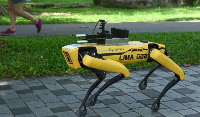 A Singapore si usano i cani robot per controllare che le persone rispettino il distanziamento sociale