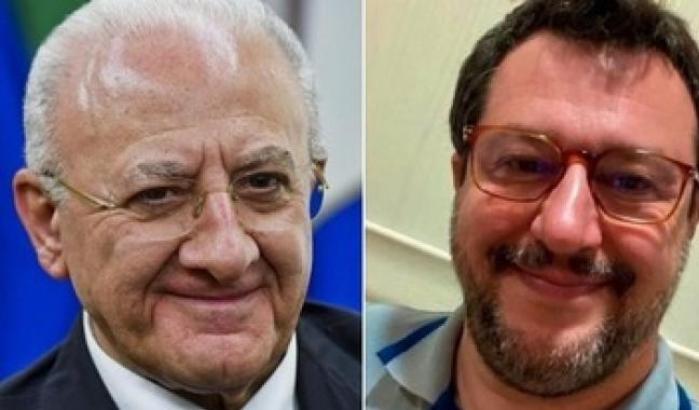 De Luca deride Salvini: "Il sovranista con gli occhiali color pannolino", e lui si offende