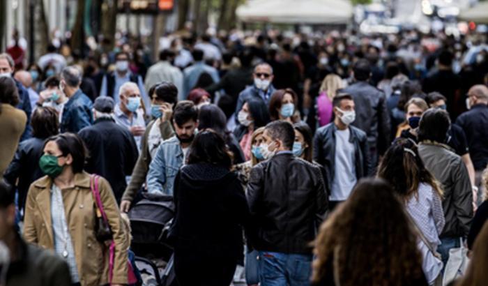 Folla a Napoli in tempi di Coronavirus