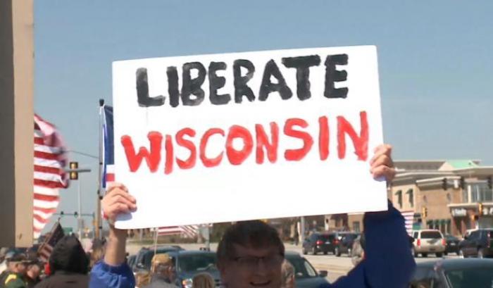 Un manifestante nel Wisconsin