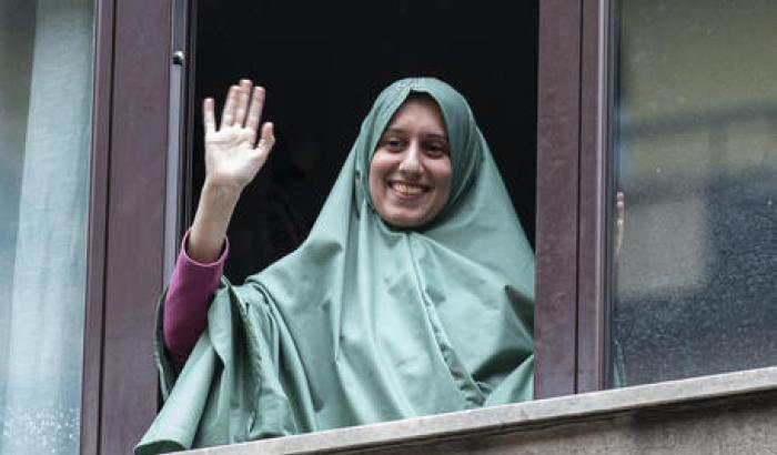Silvia Romano saluta i vicini dalla sua casa di Milano