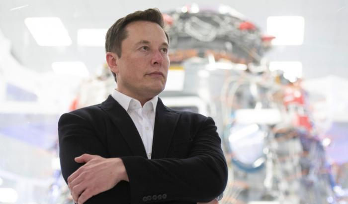 Elon Musk se ne frega e apre tutto: "Arrestatemi pure"