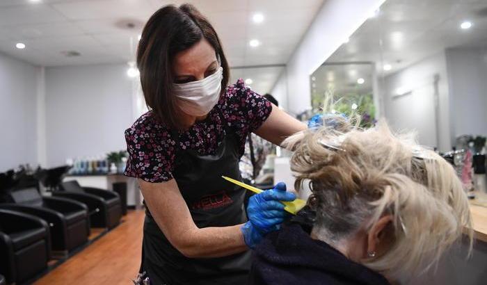 Riapertura per parrucchieri e estestisti