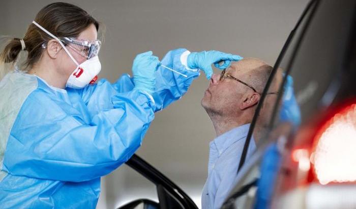 Contagi Covid, altro aumento: 1.210 nuovi positivi e sette morti