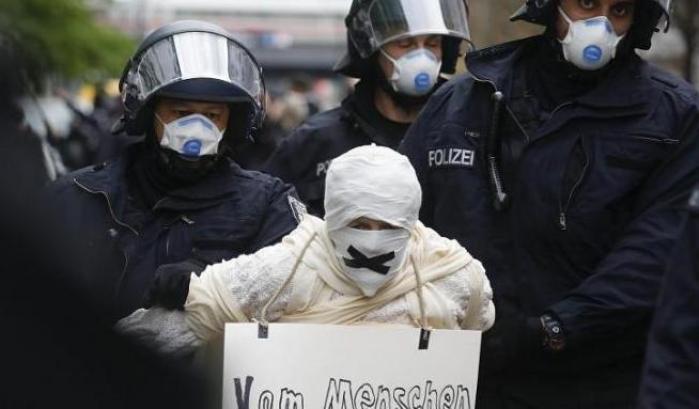 La polizia tedesca accusa l'estrema destra: "Strumentalizza le proteste anti-lockdown"