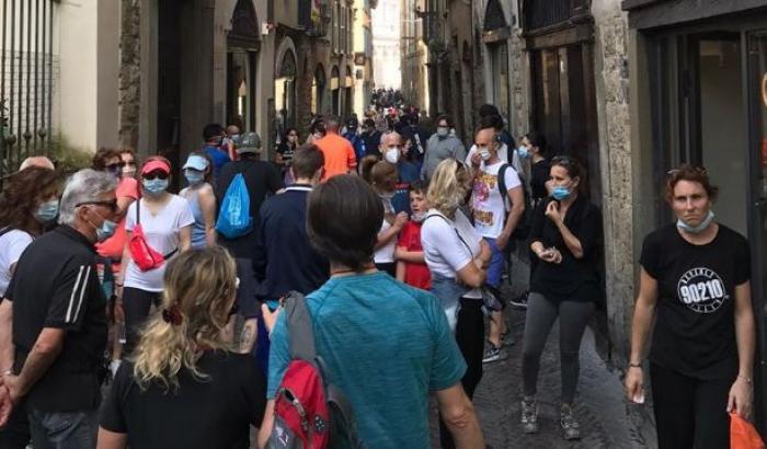 La spaventosa folla a Bergamo Alta. Lo sconcerto di Gori: "Non vi sono bastate migliaia di morti?"