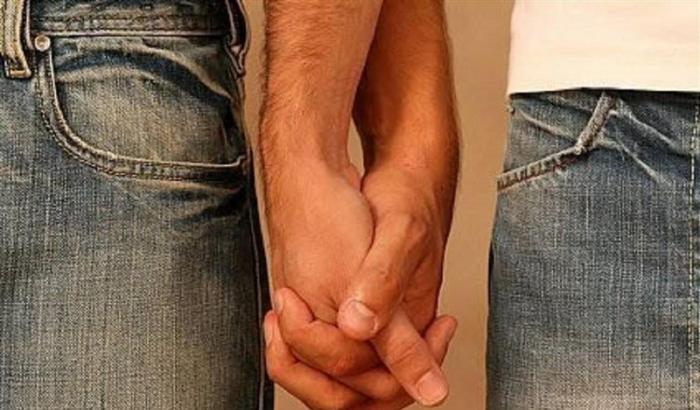 "Come riconoscere un gay": l'articolo surreale e offensivo di Lucania News