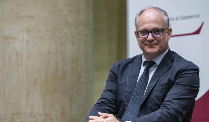Gualtieri a Elkann: "La Fca deve reinvestire in Italia i soldi del prestito"