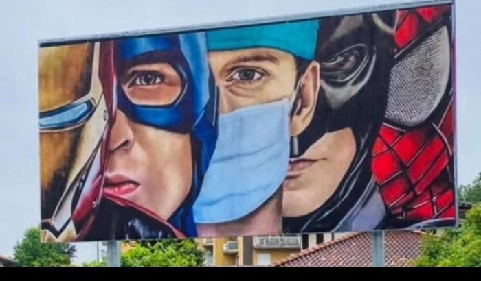 In Brianza spunta il cartello pubblicitario dedicato a "I veri supereroi", per ringraziare medici e infermieri