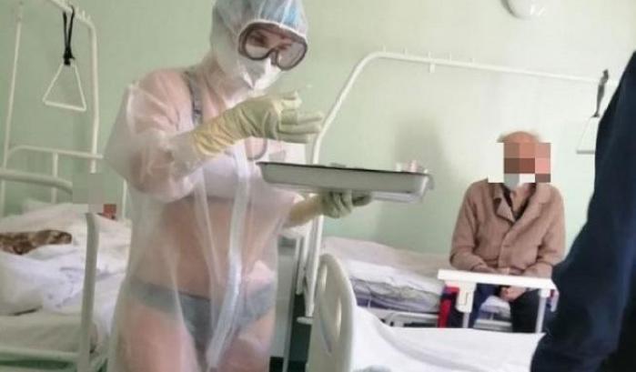 Con il solo bikini sotto la tuta anti-Covid: sanzionata un'infermiera russa